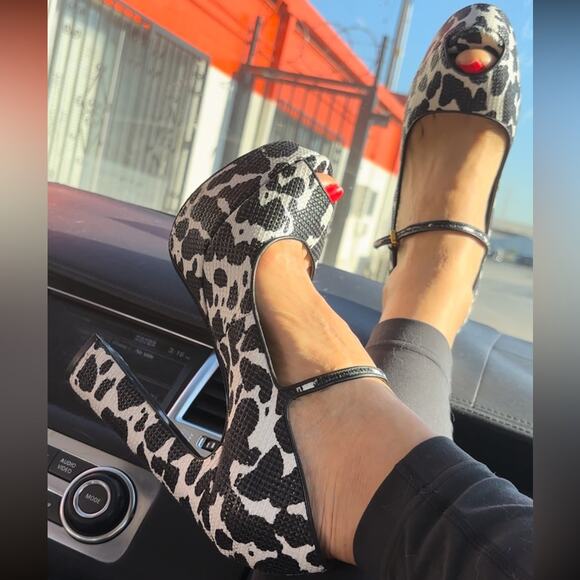 Vintage Tom Ford Platform Heels Cow Print Sz 39 made in Italy - Picture 1 of 16